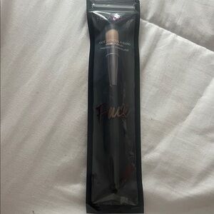 HUDA BEAUTY Face Conceal & Blend Brush - Black and Silver